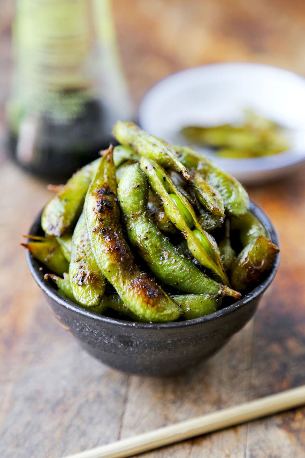Tradicional de edamame con sal y pimienta