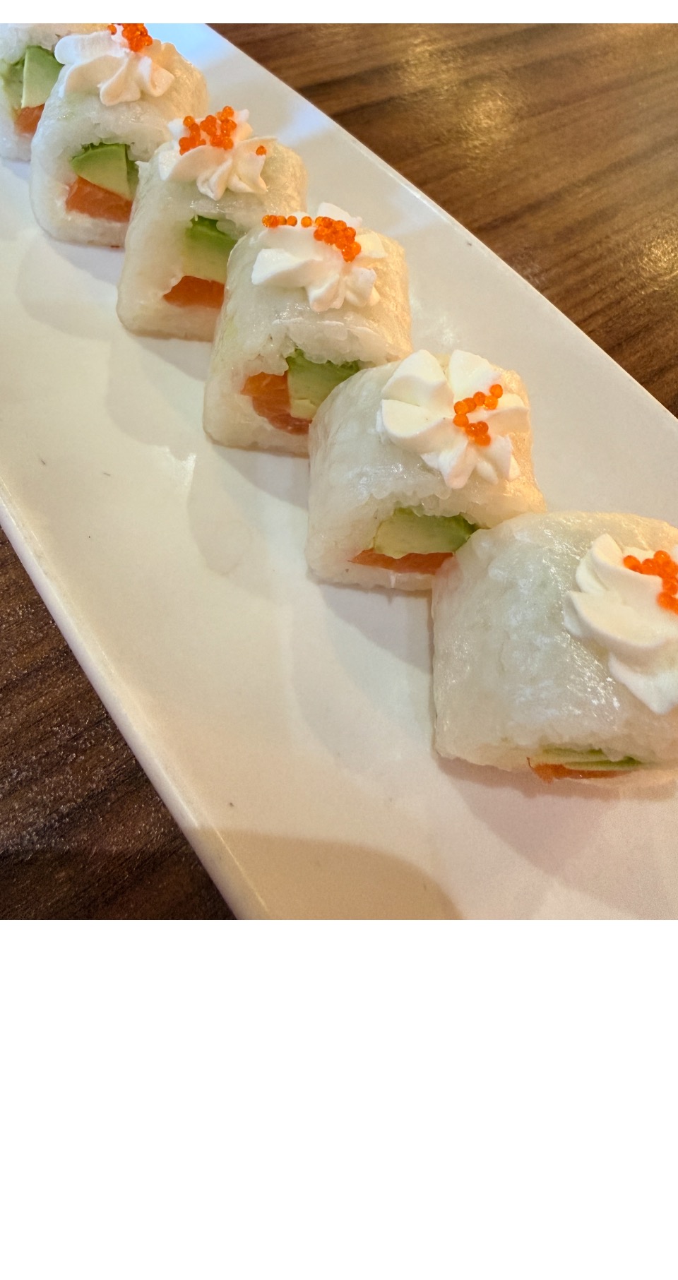 Rollo papel de  arroz con salmon ,queso y aguacate（6 unidades)