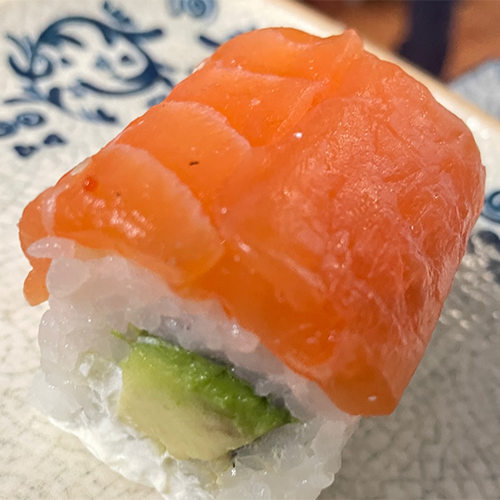 Uramaki salmón con aguacate y queso ( 8unds)